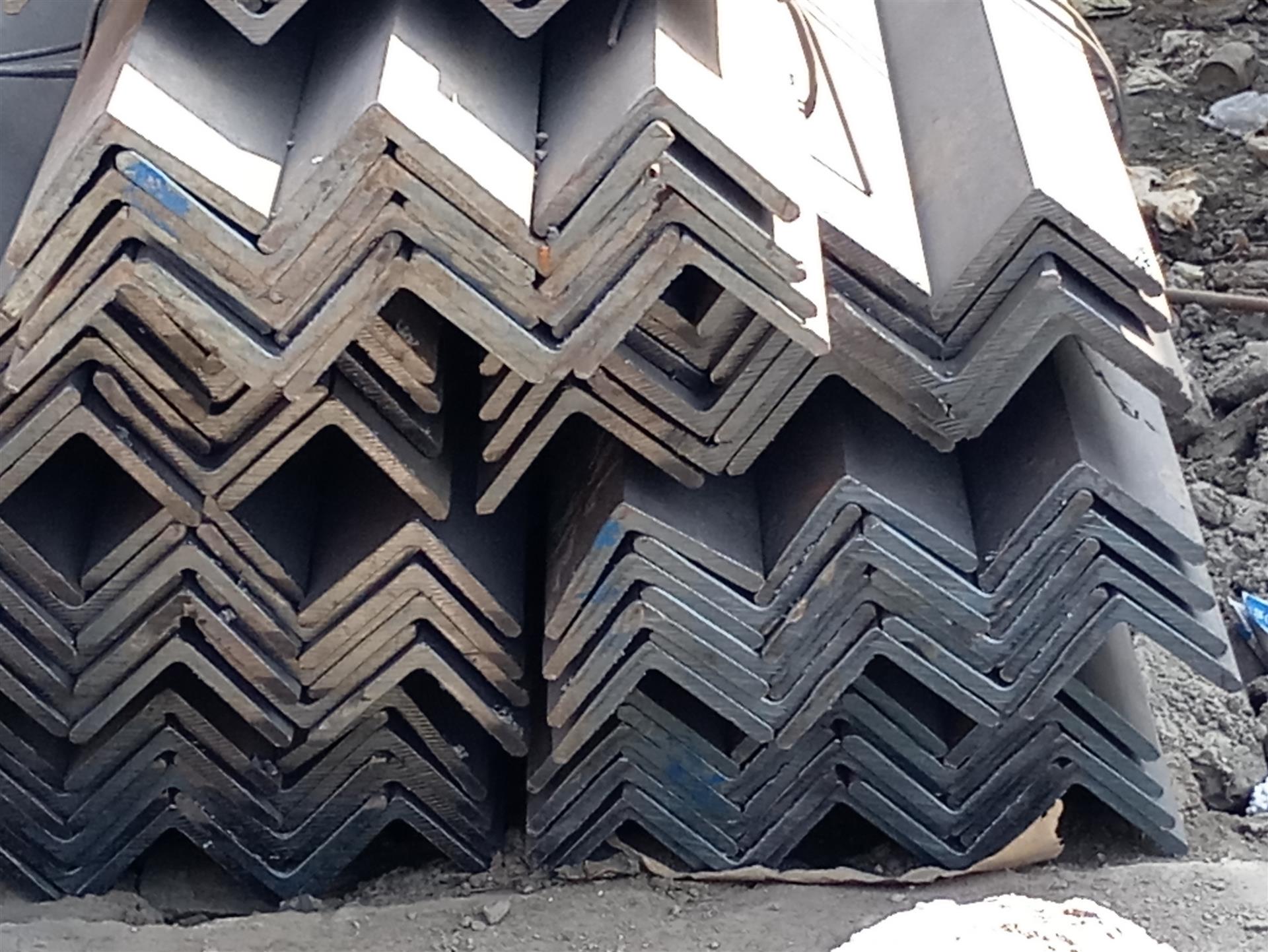 角鋼 多面手的金屬骨架