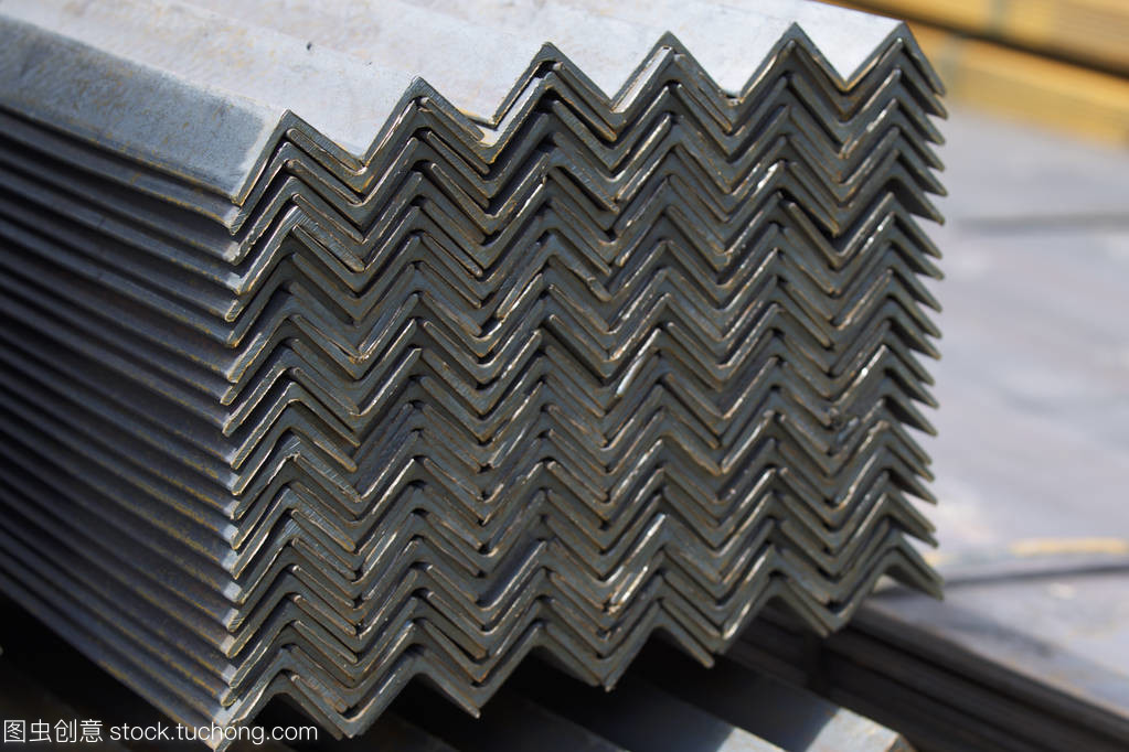 金屬齒形角材料在倉庫包裝中的關(guān)鍵作用與防護(hù)策略